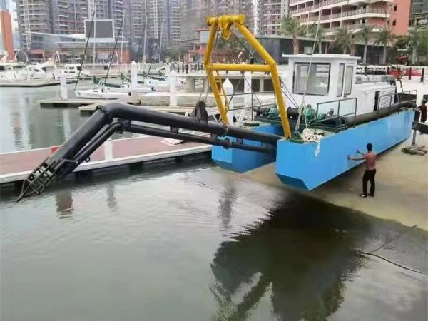 深水吸沙挖泥船